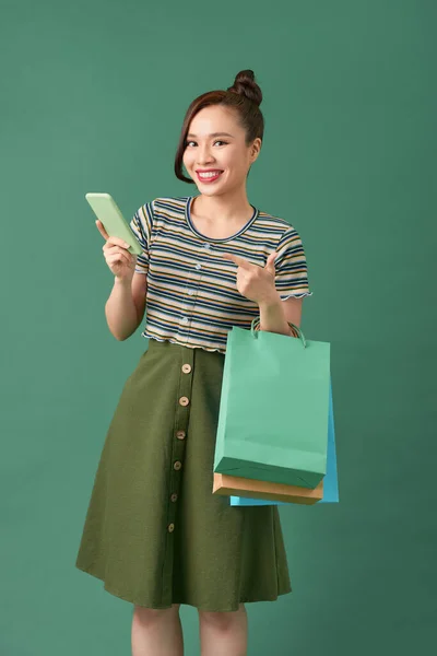 Stupito Giovane Donna Ragazza Indicando Dito Indice Sul Telefono Cellulare — Foto Stock