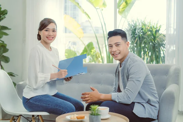 Psycholoog Luisteren Naar Haar Patiënt Opschrijven Van Notities Geestelijke Gezondheid — Stockfoto