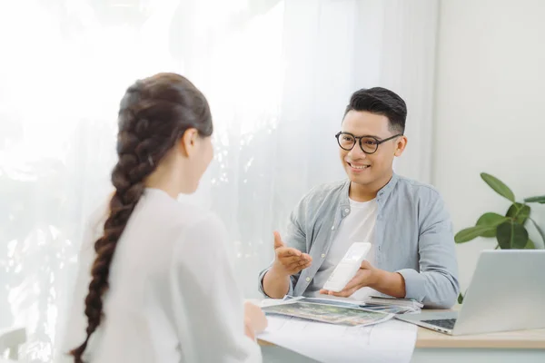 Man Vrouw Architect Bespreken Een Set Blauwdrukken Verspreid Een Tafel — Stockfoto