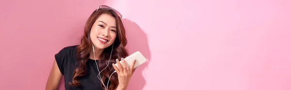 Moda Chica Sonriente Bastante Cool Relajante Escuchando Música Con Auriculares —  Fotos de Stock
