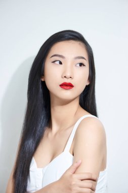 İzole edilmiş beyaz arka planda ileriye bakan kadın