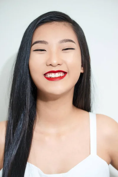 年轻美丽的亚洲女人 笑脸红唇 — 图库照片