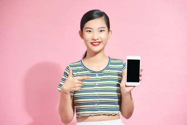 Азиатская Красивая Молодая Женщина Держащая Смартфон Указывая Пальцем Мобильный Телефон — стоковое фото