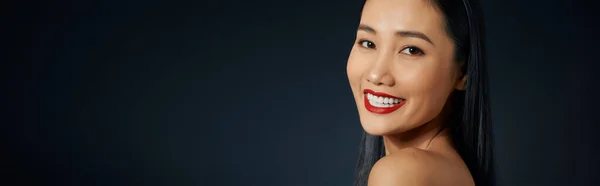 Schöne Junge Asiatische Frau Mit Langen Haaren Auf Dunkelgrauem Isolierten — Stockfoto
