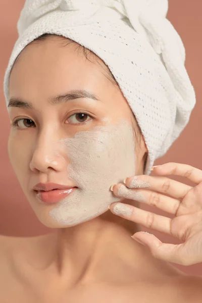 年轻漂亮的女人 戴着粘土面罩 温泉治疗 自我护理和健康皮肤 — 图库照片