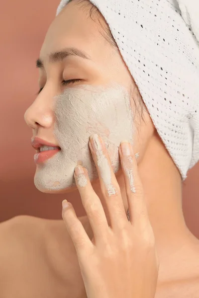 年轻漂亮的亚洲女人 戴着化妆品面具 美的概念 — 图库照片