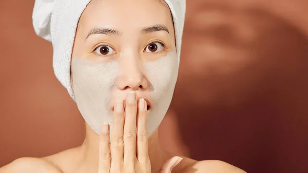 Gelukkig Jong Aziatisch Vrouw Aanbrengen Klei Masker Haar Gezicht Oranje — Stockfoto