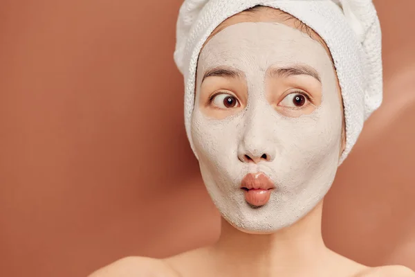 Jong Aziatische Vrouw Genieten Van Een Gezichtsmasker Behandeling — Stockfoto