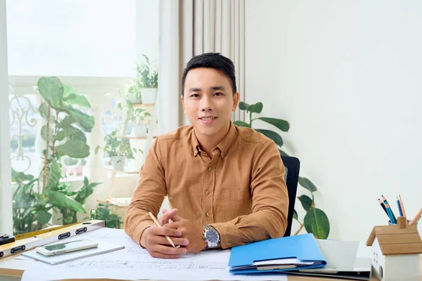 Portrait Jeune Architecte Asiatique Woking Avec Plan Son Bureau — Photo