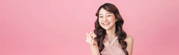 Asia Hermosa Mujer Usar Vestido Rosa Pie Frente Fondo Rosa —  Fotos de Stock