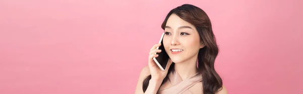 Jovem Mulher Asiática Falar Telefone Inteligente Sorriso — Fotografia de Stock