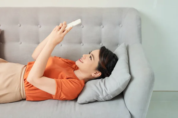 Mujer Feliz Casa Leyendo Mensaje Texto Luminoso Salón —  Fotos de Stock