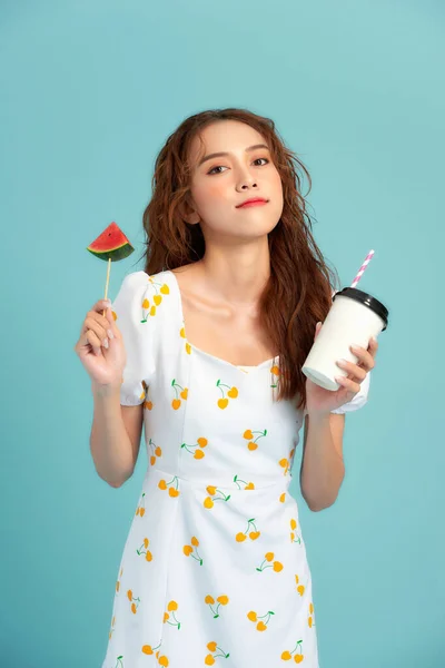 Divat Lány Iszik Gyümölcslevet Egy Csésze Tartja Szelet Görögdinnye Fagylalt — Stock Fotó
