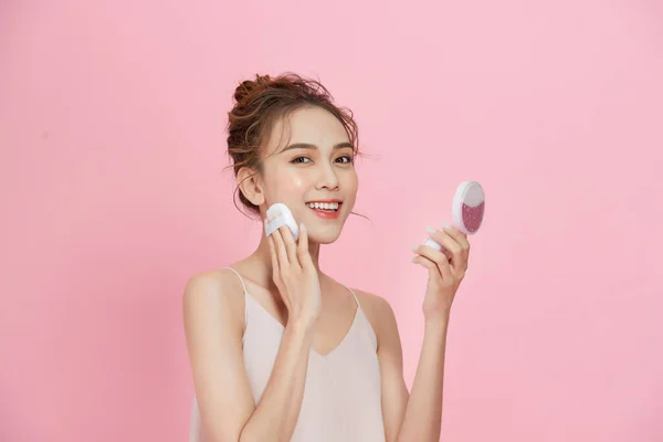 Make Wajah Closeup Beautiful Asian Female Applying Dry Powder Foundation — Stok Foto