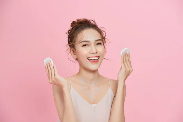 Schöne Asiatische Mädchen Mit Perfekter Haut Entfernt Make Mit Baumwollkissen — Stockfoto