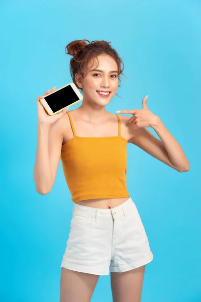 Счастливая Привлекательная Азиатская Женщина Указывая Пальцем Сотовый Телефон Копировальном Пространстве — стоковое фото