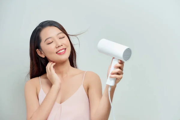 Jong Vrouwtje Drogen Haar Mooie Haar Met Haardroger — Stockfoto