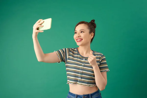 Retrato Una Joven Asiática Haciendo Foto Selfie Smartphone Con Expresión —  Fotos de Stock