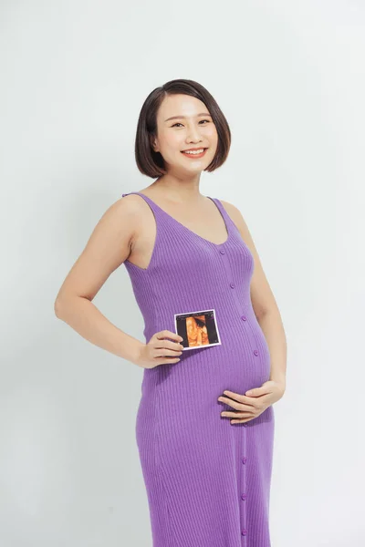 Filmli Hamile Kadınlar Beyaz Arka Planda Ultrason Bebeği Olan Asyalı — Stok fotoğraf