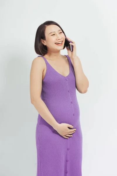 Happy Pregnant Lady Falando Telefone Móvel Tocando Barriga Sobre Fundo — Fotografia de Stock