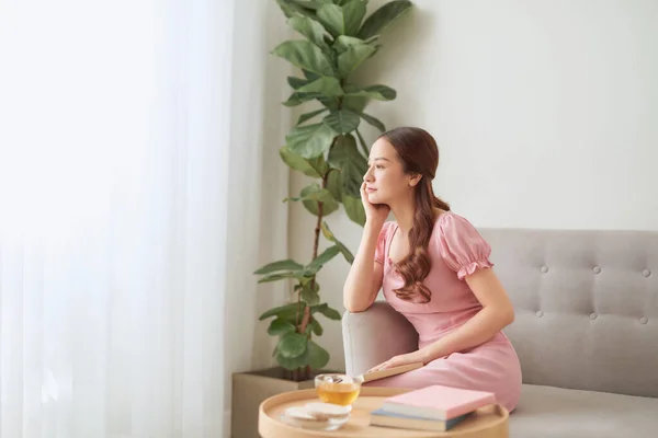 Junge Asiatin Entspannt Sich Wochenende Wohnzimmer Auf Der Couch Und — Stockfoto