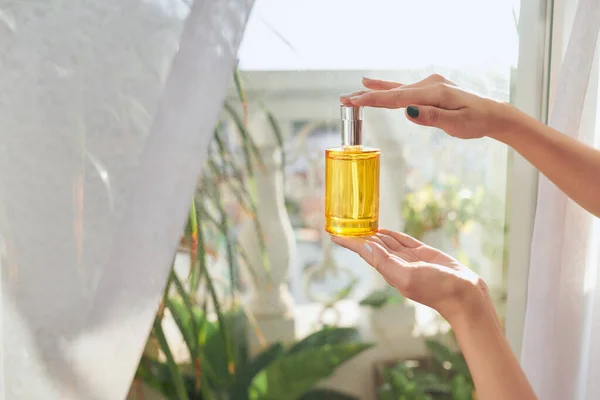 Focus Perfume Bottle Woman Hand — Stock Photo, Image