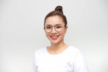 Güzel, büyüleyici, mutlu Asyalı bir kadının portresi..