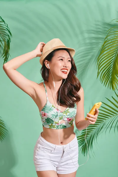 Портрет Щасливої Азіатки Одягненої Літній Одяг Слухаючи Музику Синьому Фоні — стокове фото