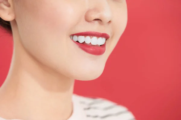 Piękna Młoda Kobieta Zdrowymi Zębami Czerwonym Tle — Zdjęcie stockowe