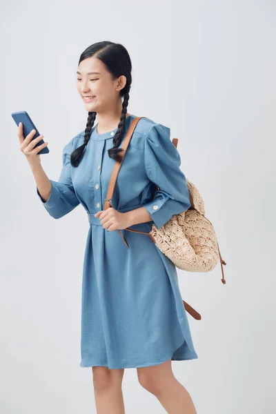 Jeune Femme Asiatique Attrayante Avec Téléphone Dans Les Mains Est — Photo