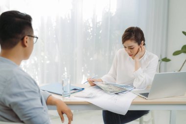 Mühendis ya da mimar ofiste tartışıyor. İnşaat mühendisliği, mimarlık konsepti..