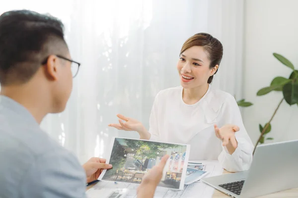 Twee Collega Discussiëren Dataverwerking Tablet Laptop Met Architectonisch Project Bouwplaats — Stockfoto