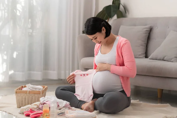 Asiática Madre Preparando Poco Ropa Para Nuevo Bebé Cuando Sienta — Foto de Stock