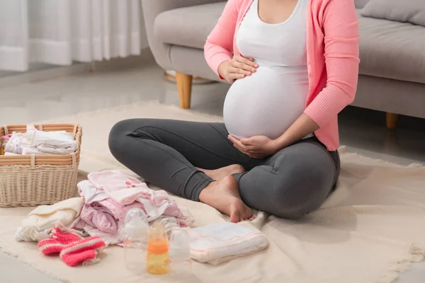 Mooie Zwangere Aziatische Vrouw Verpakking Voorbereiding Van Baby Kleding Mand — Stockfoto