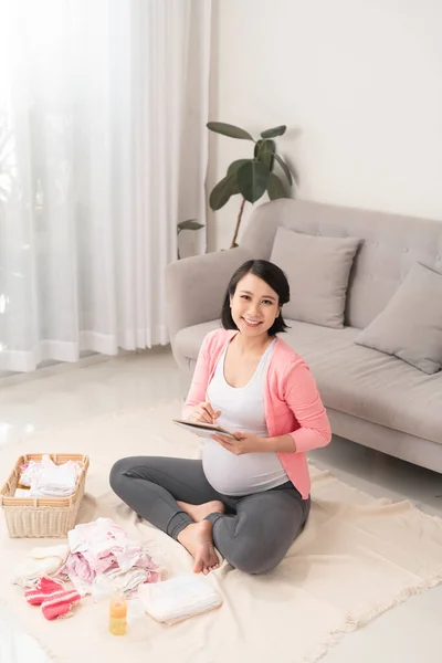 Donna Incinta Che Prepara Vestiti Bambini — Foto Stock