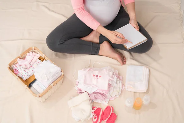 Mujer Embarazada Está Preparando Ropa Bebé — Foto de Stock