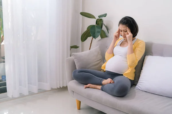 Jonge Zwangere Vrouw Die Thuis Hoofdpijn Heeft — Stockfoto