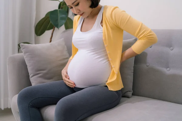 Mujer Embarazada Joven Que Sufre Dolor Espalda Casa — Foto de Stock