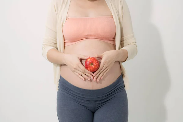 Close Mulher Grávida Segurando Maçã Fresca Sua Barriga — Fotografia de Stock