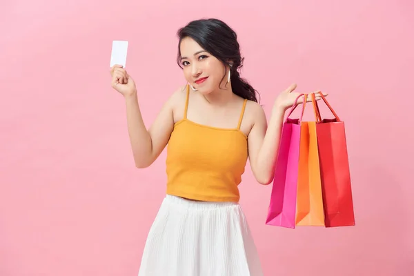 Kvinnor Handlar Sommaren Försäljning Hon Använder Ett Kreditkort Och Gillar — Stockfoto