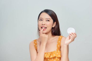 Pamuklu pedi olan genç bir kadın, beyaz tenli.