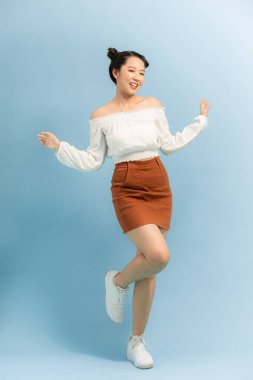 Tam boy vücut ölçüsü, güzel, sevimli, neşeli poz, parlak renkli arka planda izole edilmiş eğlence.