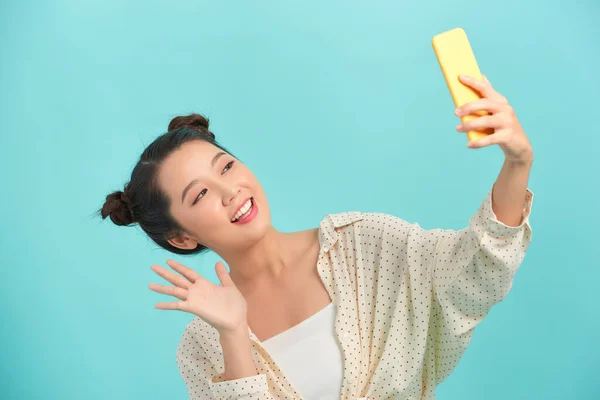 Atractiva Mujer Sosteniendo Teléfono Inteligente Aislado Azul — Foto de Stock