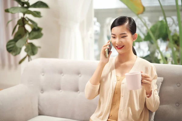 Lovely Young Woman Wearing Sweater Sitting Couch Home Drinking Tea — Stock Photo, Image