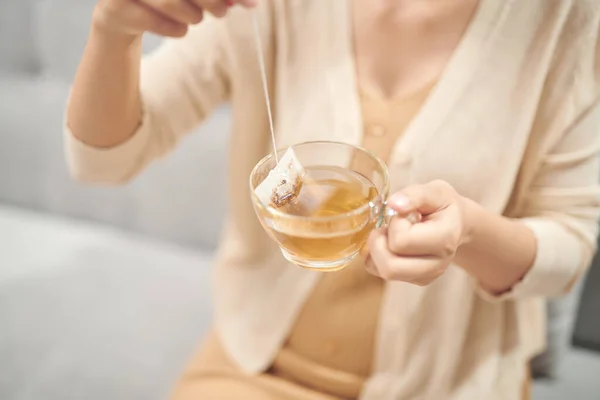 Крытый Снимок Улыбающейся Азиатки Пьющей Чай — стоковое фото