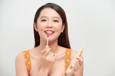 Beyaz ruj süren güzel kadın.