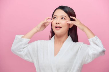 Oldukça sağlıklı bir kız göz çevresindeki tene dokunur.