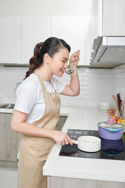 Mooie Huisvrouw Koken Met Lepel Keuken — Stockfoto