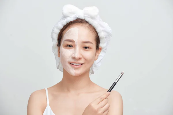 Spa Aziatische Vrouw Aanbrengen Van Gezicht Klei Masker Spa Schoonheidsconcept — Stockfoto