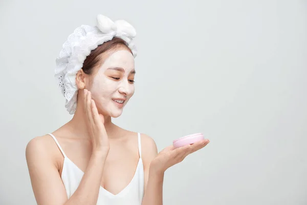 Mladá Asijská Žena Použití Obličejové Hliněné Masky Proti Bílému Pozadí — Stock fotografie